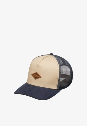 Cappellino da baseball con fronte beige e visiera blu navy. Retro in rete e patch logo marrone con design a onda. Texture in suede sulla visiera.