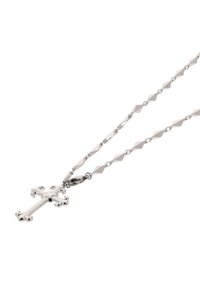 Sølvvedhængs halskæde med et dekorativt kors med udsmykkede kanter, forbundet af en kæde af diamanformede led.