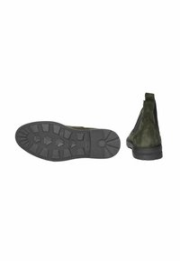 Stivaletti alla caviglia in suede verde scuro con pannelli elasticizzati sui lati e suola in gomma nera testurizzata dotata di un battistrada con motivo per una migliore aderenza.