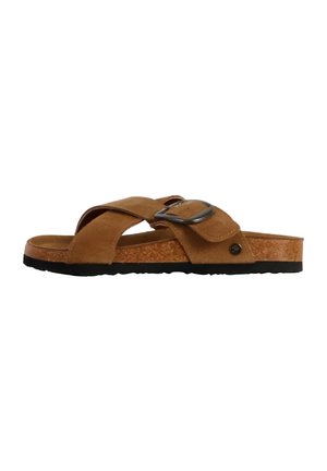 Sandale à glissière en suède marron avec des brides croisées, un accent en boucle en métal, une semelle en liège et une semelle extérieure en caoutchouc noir texturé.