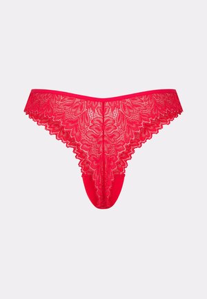 Roter Damen-String aus Spitze mit Blumenmuster und gezackten Kanten auf weißem Hintergrund.