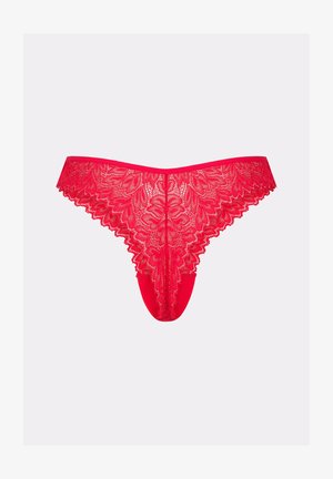 Roter Damen-String aus Spitze mit Blumenmuster und gezackten Kanten auf weißem Hintergrund.