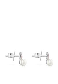 Orecchini in argento sterling con una perla bianca rotonda e liscia. Il design include un semplice perno e una chiusura a farfalla.