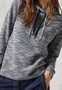 Strukturierter Strick-Hoodie in Blau und Grau mit einer Kordel-Haube, versehen mit kontrastierenden schwarzen und hellblauen Schnüren sowie gerippten Bündchen.