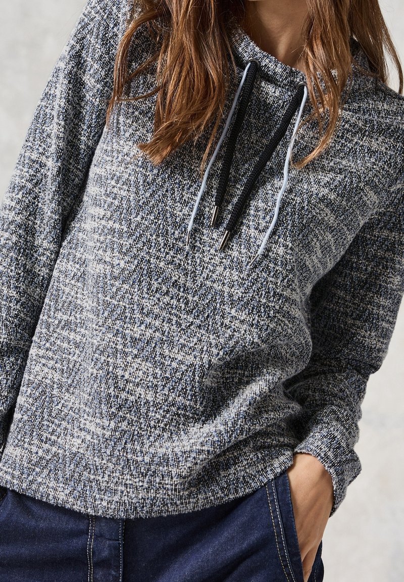 Strukturierter Strick-Hoodie in Blau und Grau mit einer Kordel-Haube, versehen mit kontrastierenden schwarzen und hellblauen Schnüren sowie gerippten Bündchen.