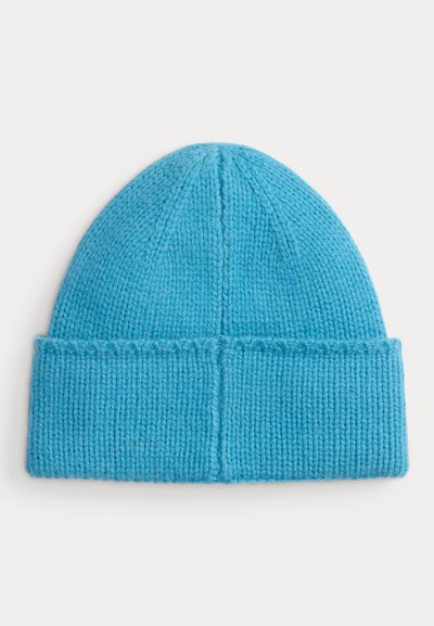 Gorro de malha azul claro com textura canelada, topo afunilado e design de aba dobrada. Apresenta costuras visíveis ao longo dos lados.