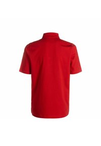 Rotes Baumwoll-Poloshirt mit kurzen Ärmeln, einem Kragen und einem geraden Saum. Glatte Textur, keine Muster, saubere Rückenansicht.