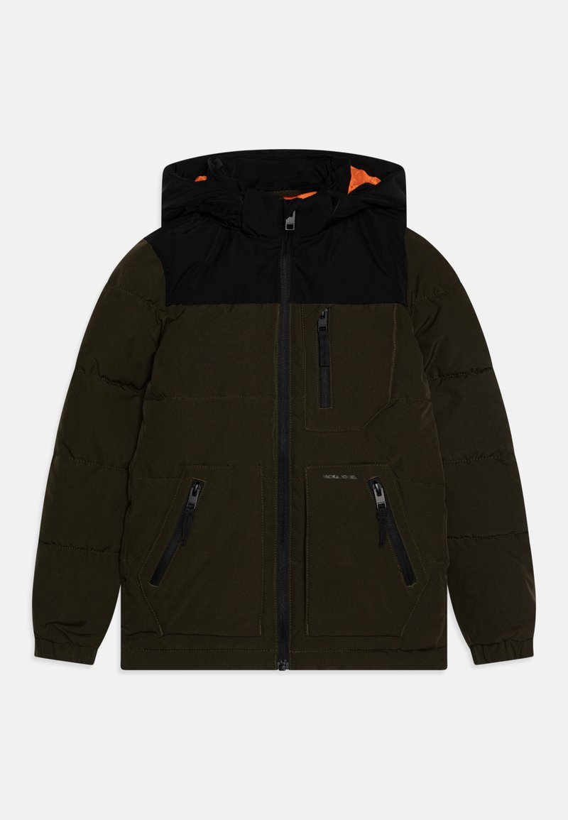 Giacca imbottita verde oliva con cappuccio nero e fodera arancione. Presenta due tasche sul petto con zip e due tasche laterali. Tessuto morbido.
