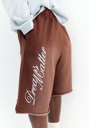 PULL&BEAR SKATER JOGGER WITH GRAPHIC - BERMUDA SHORTS - Pantaloni de trening - brown