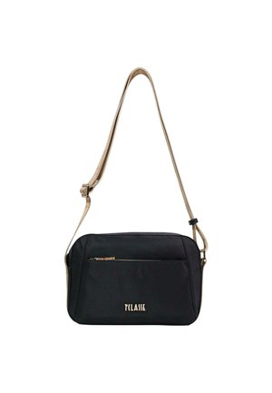 Bolso bandolera rectangular negro con bolsillo delantero con cremallera, correa ajustable beige y logotipo dorado "PLASSE" en el panel frontal.
