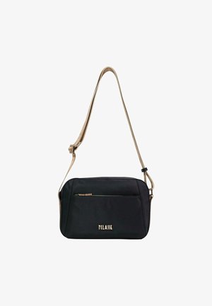 Zwarte rechthoekige crossbodytas met voorvak met rits, beige verstelbare band en gouden "PLASSE"-logo op het voorpaneel.
