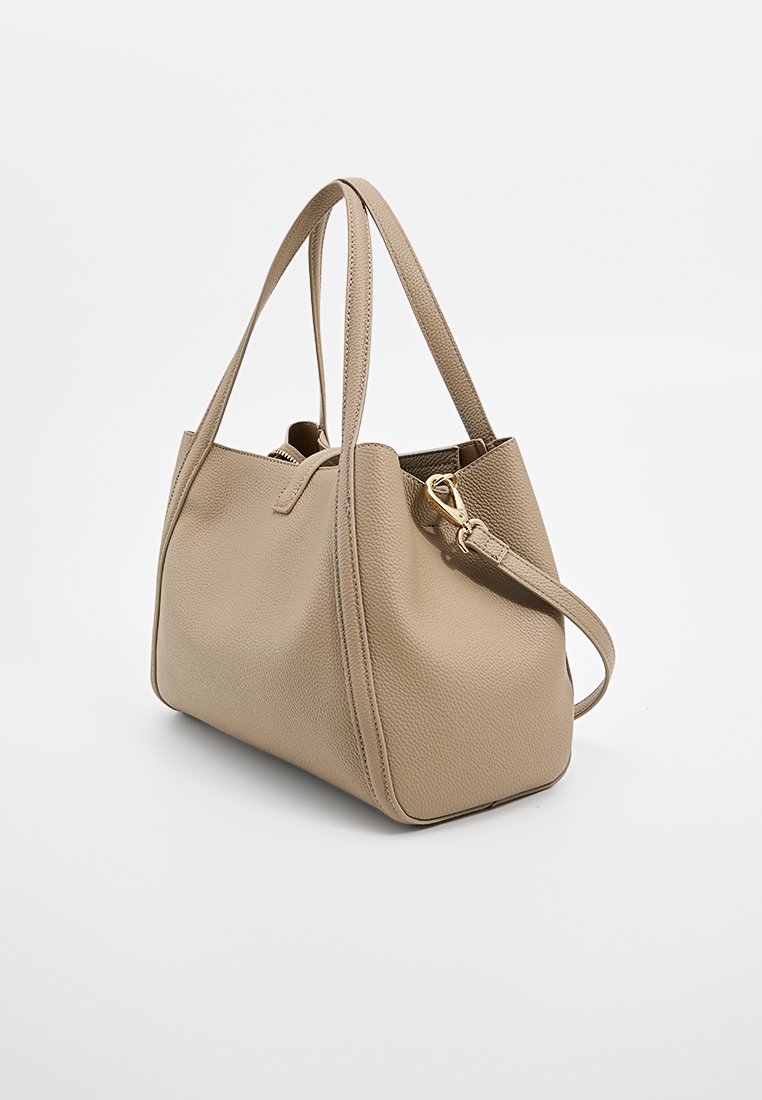 Beige leren tote bag met structuur, dubbele handgrepen en afneembare schouderriem. Voorzien van een ritssluiting en gouden hardware accenten.