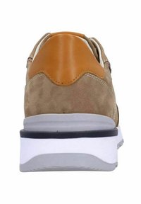 Tan suède sneakers met bruine leren accenten, witte tussenzool, grijze buitenzool en stiksels. Ontworpen voor comfort en ondersteuning.