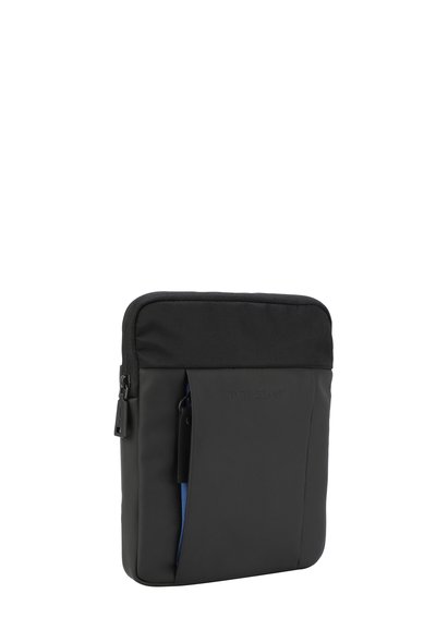 Housse d'ordinateur portable noire en matériau lisse avec un panneau supérieur texturé, équipée d'une poche avant avec des accents bleus et une fermeture éclair.