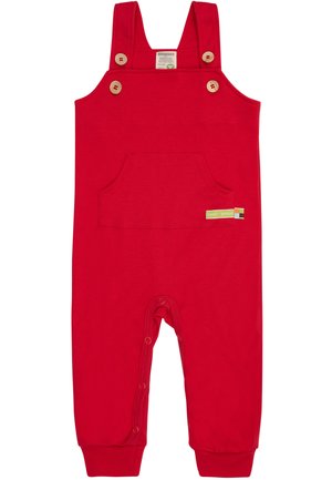 Centrale tuta in cotone rosso con due bretelle, bottoni in legno, tasca frontale e chiusure a pressione alle gambe per un facile vestimento.