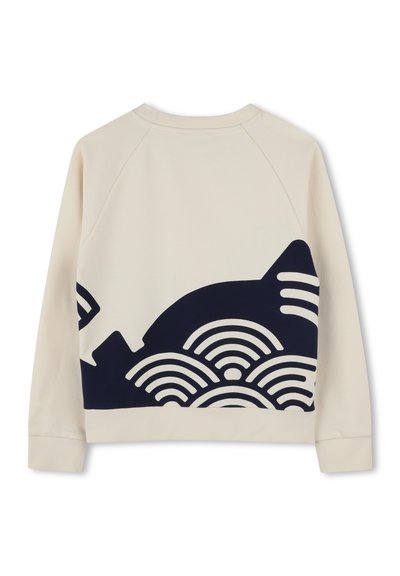 Lichtbeige sweatshirt met een navy blauwe golf- en bergafbeelding op de achterkant. Voorzien van een ronde halslijn en raglanmouwen. Zacht van textuur.