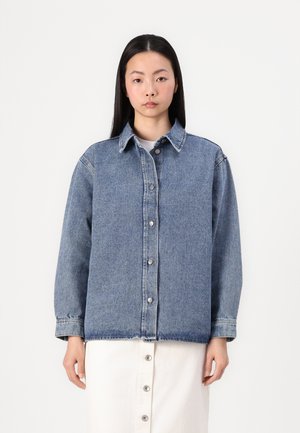 ONLTANYA OVERSHIRT - Skjortebluse - light blue denim