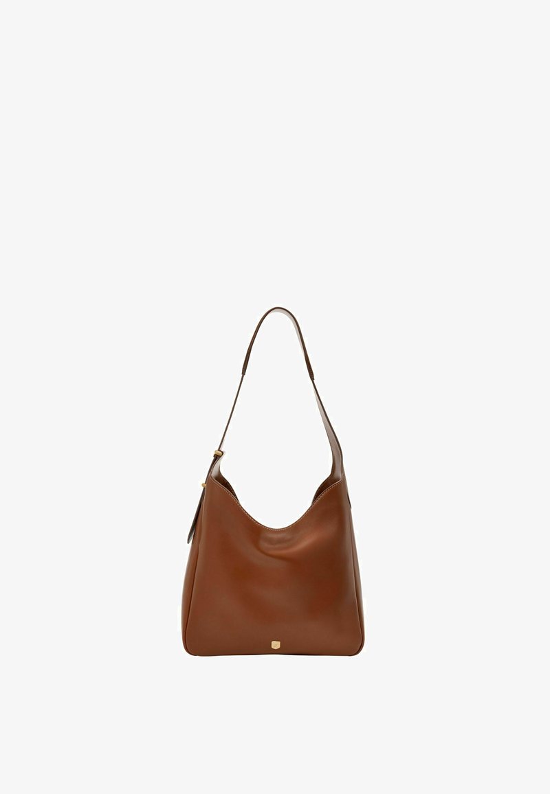 Sac hobo en cuir marron avec une texture lisse, un haut arrondi, une seule bandoulière et un petit détail en logo doré à la base.