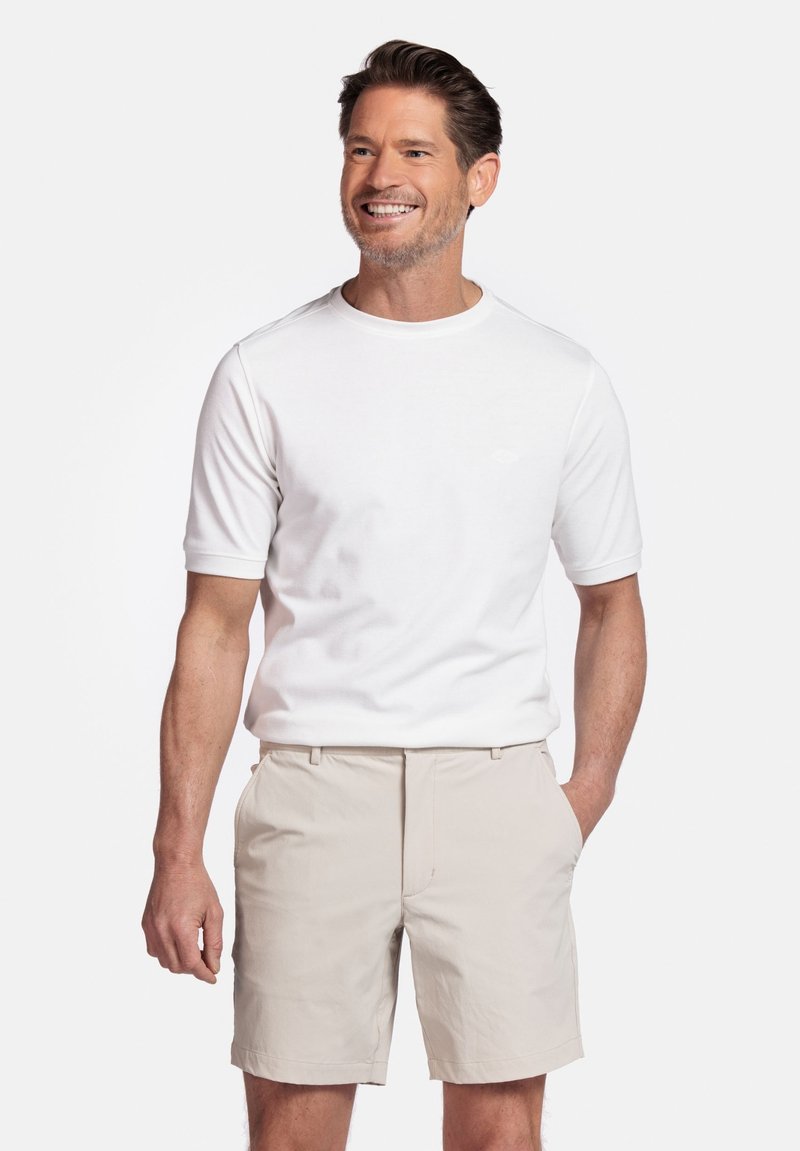 Witte katoenen T-shirt met korte mouwen, gecombineerd met lichtbeige shorts. De outfit heeft een ontspannen pasvorm en een eenvoudig ontwerp.