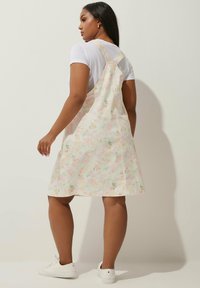Yours Clothing PINAFORE - Farkkumekko - white