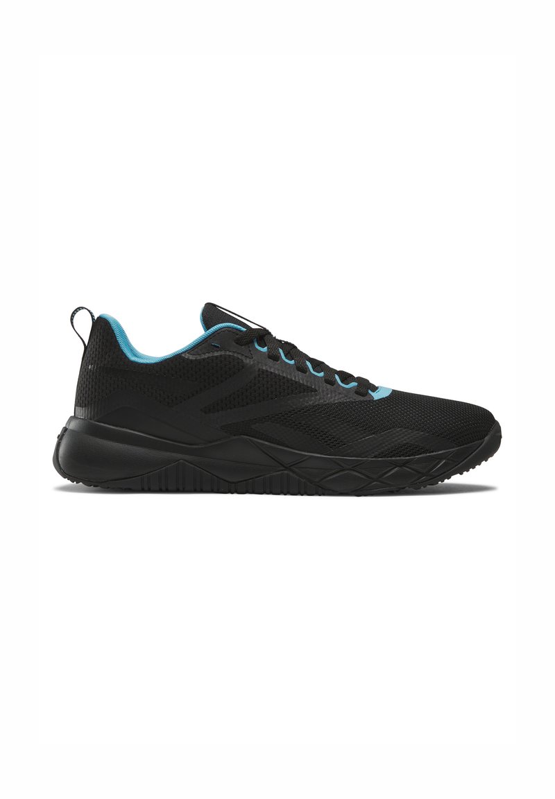 Zapatilla deportiva negra con parte superior de malla texturada, acentos turquesa en el cuello y los cordones, y una suela de goma gruesa con un patrón geométrico.
