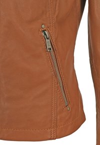 Braune Lederjacke mit einer Reißverschlusstasche, glatter Textur, taillierter Passform und subtilen Steppnähten entlang des Saums und der Nähte.