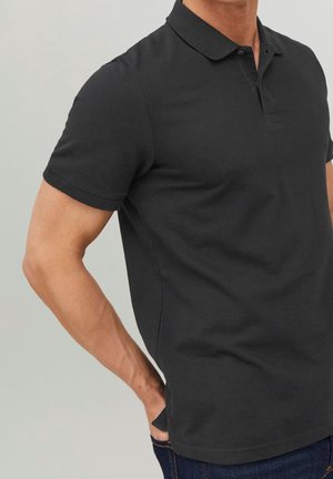 Sort poloshirt med klassisk krave, korte ærmer og en tætsiddende pasform. Stoffet er glat med en subtil struktur.