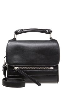 Černá kožená kabelka s horním uchopením a odnímatelným ramenním popruhem. Obsahuje přední klopu, detaily se stříbrným zipem a hladký povrch.