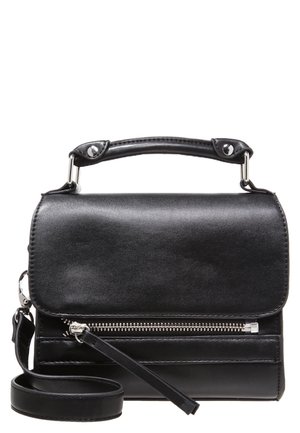 Zwarte leren handtas met een bovenhandle en een afneembare schouderriem. Heeft een voorflap, zilverkleurige ritsdetails en een gladde textuur.