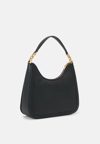 Czarna skórzana torebka o zakrzywionym kształcie, teksturowanym wykończeniu i złotych elementach metalowych. Posiada pojedynczą rączkę i zapięcie na zamek.