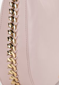 Roze leren handtas met een gouden kettingaccent aan de zijkant, een gladde textuur en een slank ontwerp met nauwkeurige stiksels.