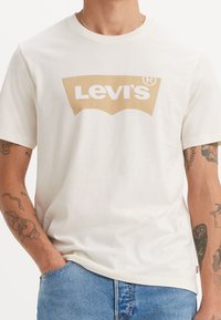 Levi's® GRAPHIC CREWNECK TEE - Camiseta estampada - egret