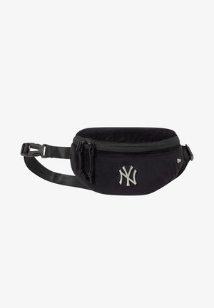 Fekete szövet övtáska lekerekített formával, állítható pánttal, ezüst színű New York Yankees logóval és két cipzáras rekesszel.