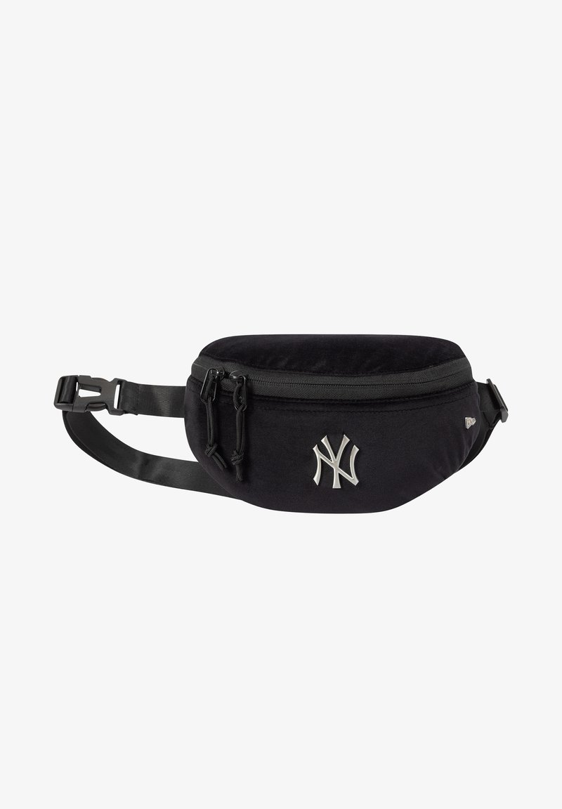 Riñonera de tela negra con forma redondeada, correa ajustable, logo plateado de los New York Yankees y dos compartimentos con cremallera.