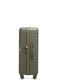 Valise rigide vert olive avec des rainures verticales, fermeture éclair et serrure en or rose, poignée latérale et quatre roues pour la mobilité.