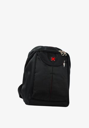 Sac à dos noir en tissu texturé avec des accents rouges. Il dispose d'une fermeture éclair sur le dessus, d'une poche frontale et de double zips pour un accès facile.