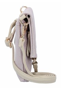 Helle rosa Umhängetasche mit strukturiertem Stoffbezug, goldfarbenen Beschlägen und einem abnehmbaren Schultergurt. Kompaktes Design für einfachen Transport.