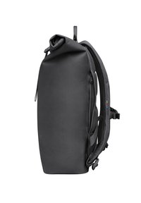 Sac à dos noir à rabat, fabriqué dans un matériau imperméable, avec une texture lisse, des bretelles rembourrées et réglables, et une poche zippée sur le côté.