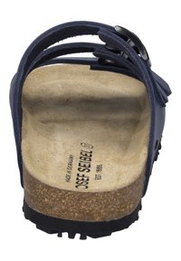 Námořnické modré sandály s více popruhy, korekovou stélkou, texturovanou podrážkou a kulatou stříbrnou přezkou jako akcent. Lehký a casual design.