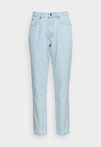 Jeans de denim azul claro com corte reto, apresentando um fecho frontal com botão, cinco bolsos e detalhes de costura sutis.