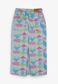 Gonna di jeans realizzata in un tessuto azzurro chiaro con motivi geometrici multicolore in rosa, verde e blu. Include due tasche posteriori.