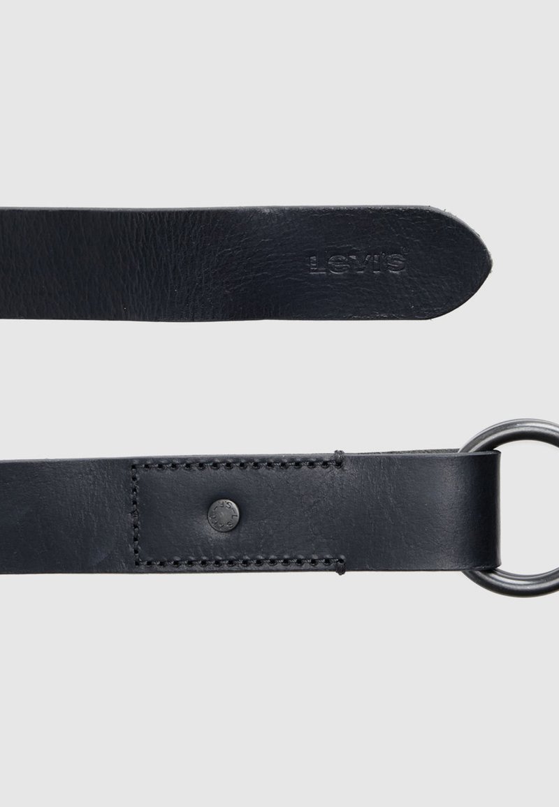 Ceinture en cuir noir à texture lisse, dotée d'un anneau en métal et d'une boucle en cuir cousue. "Levi's" embossé sur la surface.