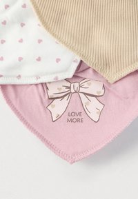 Τρία βαμβακερά σαλιάρια: ένα εκρού με ραβδώσεις, ένα λευκό με ροζ καρδιές και ένα ροζ με γραφικό φιόγκου και κείμενο "LOVE MORE." Κάθε ένα έχει απαλή υφή.