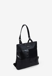 Bolso tote negro hecho de cuero liso y texturizado, con un panel de patrón de reptil, correas ajustables y un parche de logo.