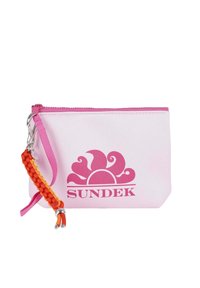 Pochette in tela rosa con chiusura a zip, dotata di un grande logo a sole in rosa scuro e di un cinturino da polso intrecciato multicolore.