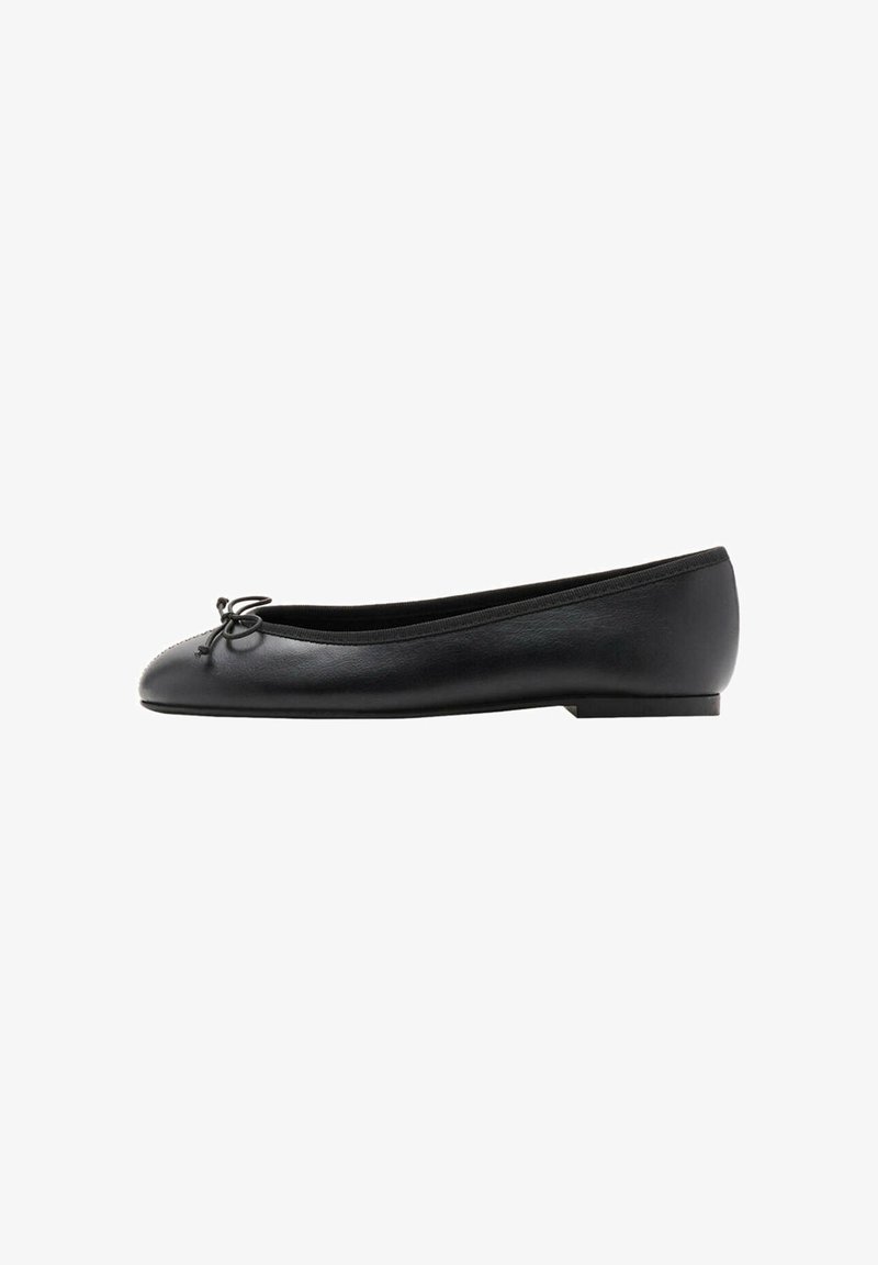 Ballerine plate en cuir noir avec bout arrondi, petit nœud à l'avant et petit talon, vue de côté sur fond blanc.