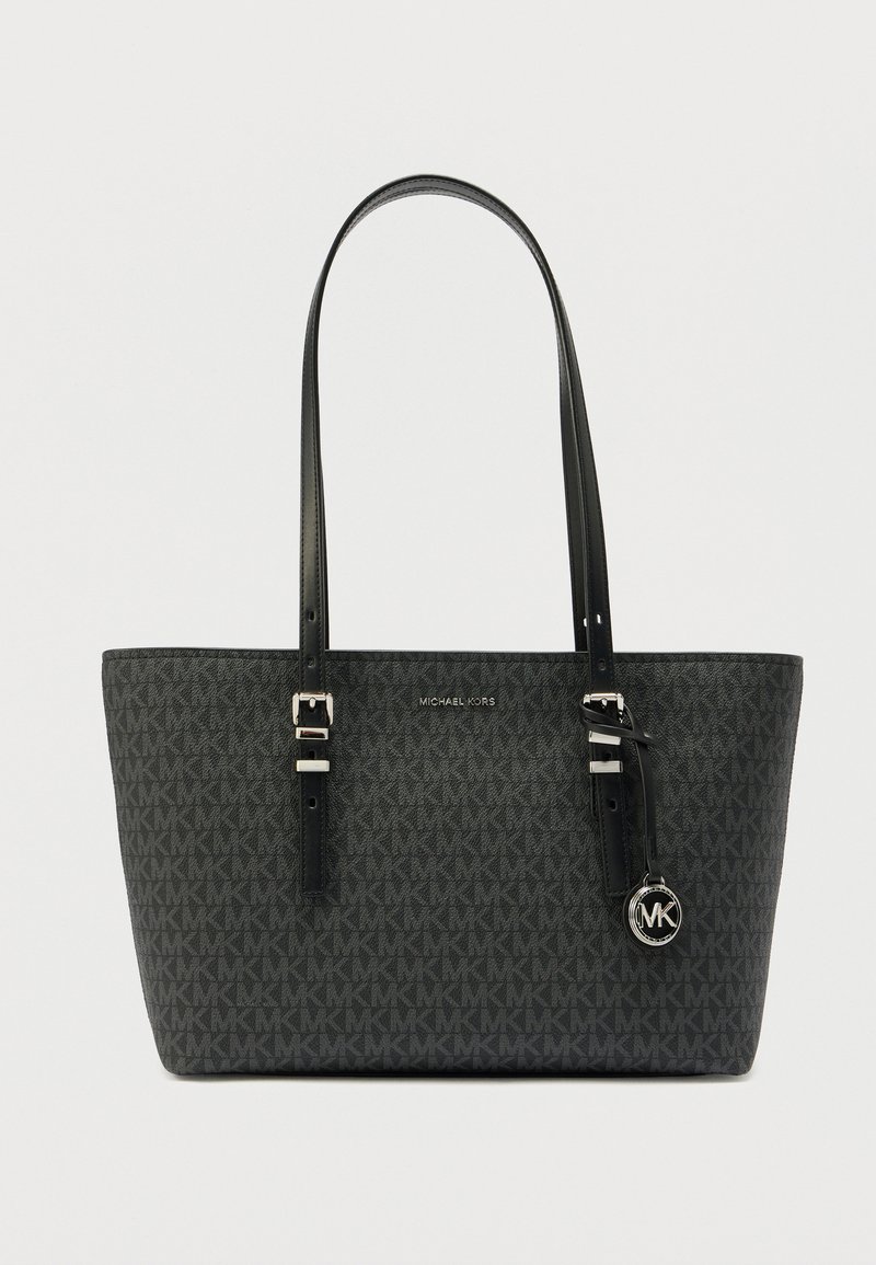 Mala tote preta com padrão monograma, alças em couro, detalhes metálicos prateados e um pendente circular com o logótipo na lateral.