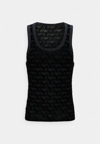 T-shirt sem mangas preta com um tecido texturizado e padrão que apresenta um design de logótipo repetido. Acabamento em cinza escuro contrastante na gola e nos buracos das mangas.