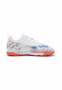Weißer Sportschuh mit blauen und rosa Farbverlaufmustern, strukturierter Oberfläche, Schnürverschluss und hellorangefarbener Gummisohle mit Grip.