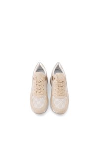 Sneaker beige con chiusura con lacci, in materiale scamosciato e tessuto, caratterizzate da un motivo testurizzato di loghi sui lati e una suola bianca.